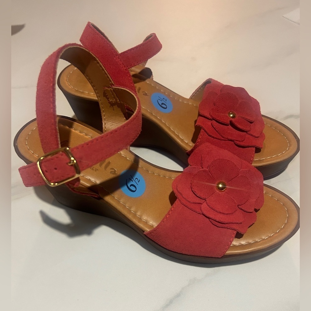 Mariella Wedge Heel Sandals
Women's 6 1/2 Gold Suede Leather - Picture 4 of 7